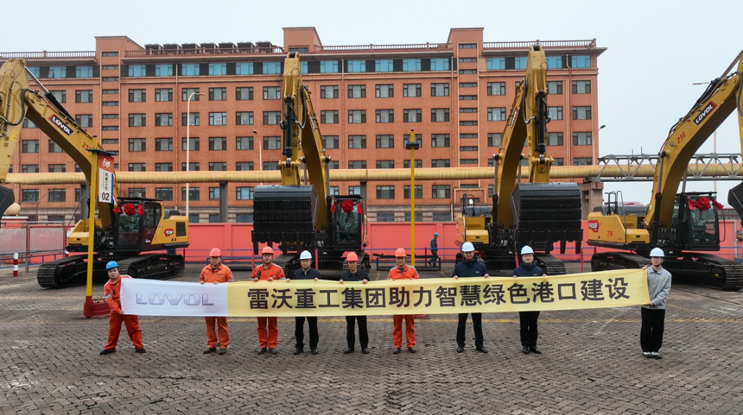 雷沃FR350F解锁交机新姿势，助力智慧绿色港口建设！